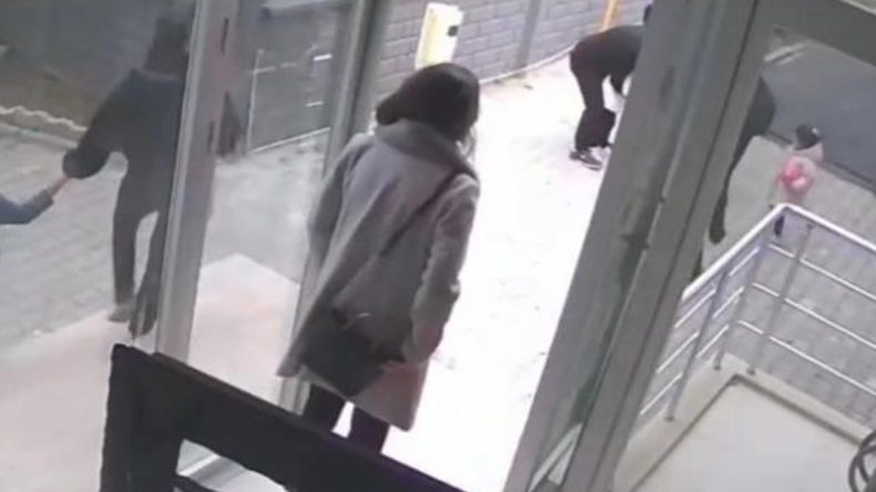 Balıkesir’de küçük kızı Heimlich manevrası ile hayat kurtardı