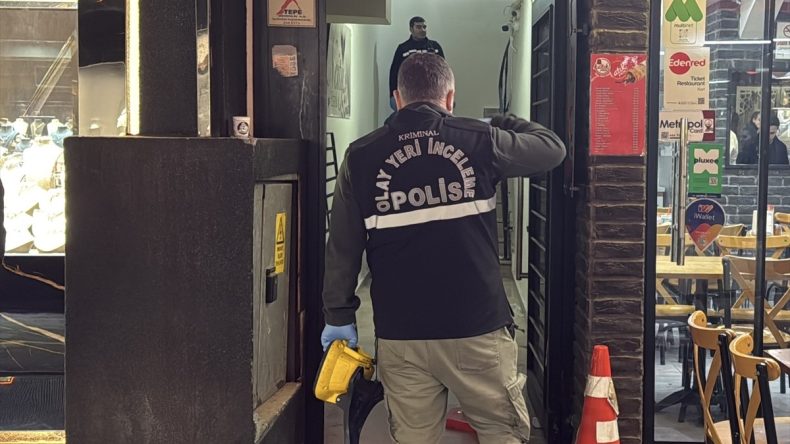 Sakarya’da eski polis, sevgilisini boğazından defalarca bıçakladı